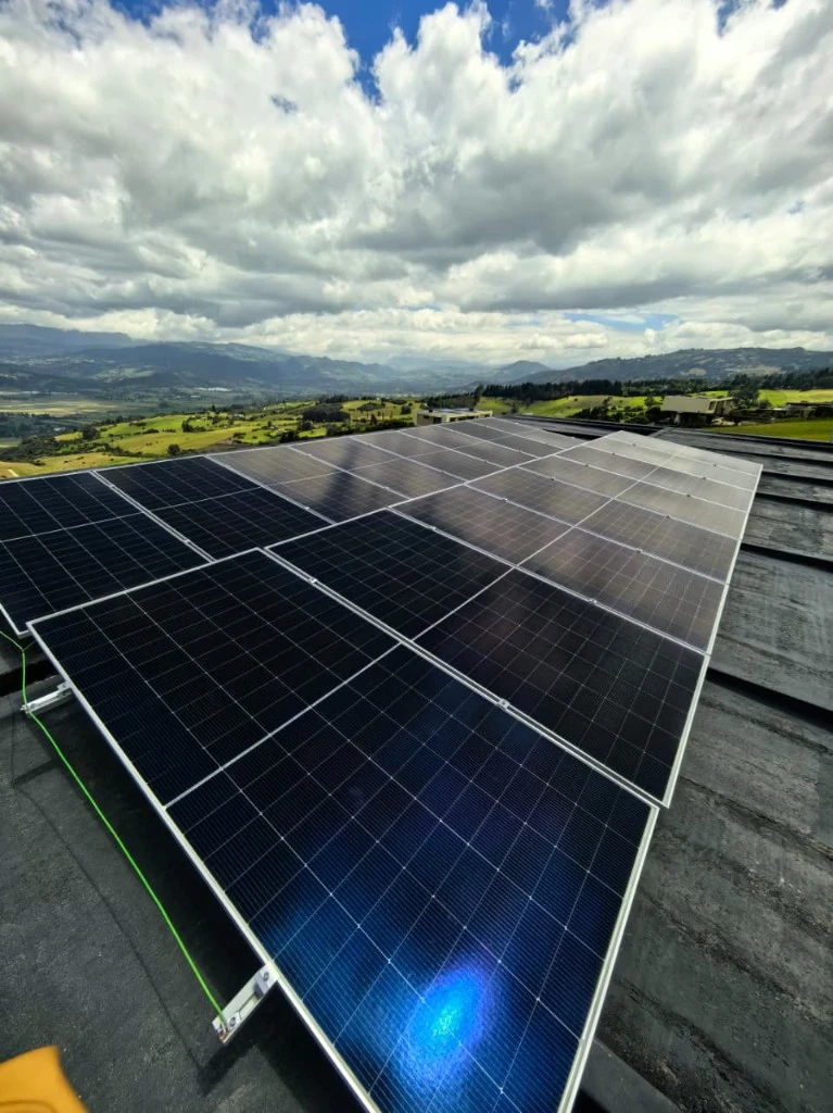 Paneles solares en una cubierta con paisaje de montaña