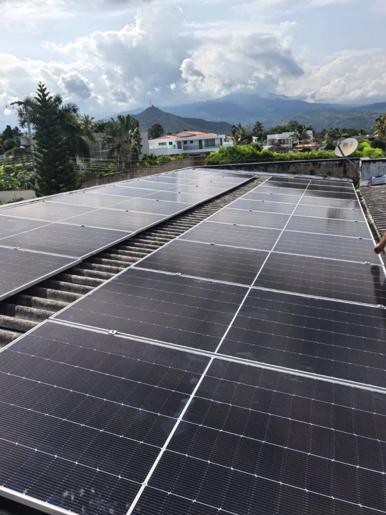 Filas de paneles solares en una cubierta urbana