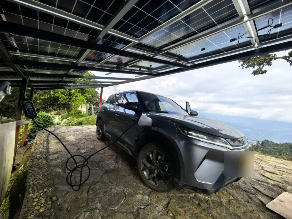 Pérgola de paneles solares sobre un vehículo eléctrico en carga